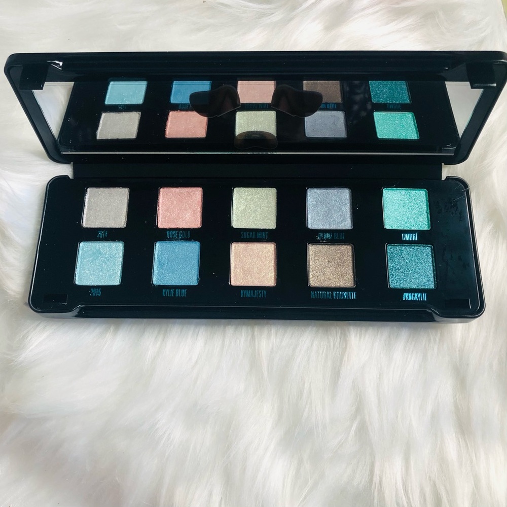 Black and White 'KNGKYLIE' California License Plate Eyeshadow Palette